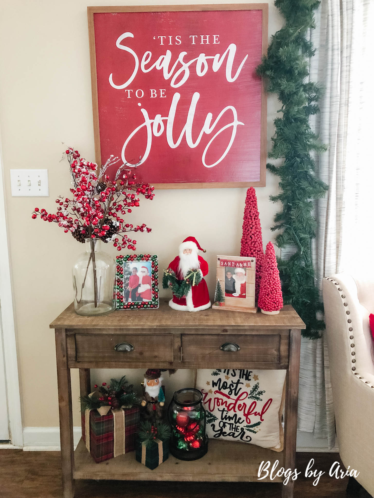 Christmas Entryway Table - Blogs by Aria