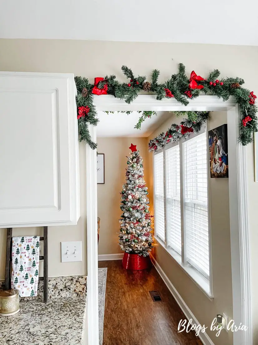 farmhouse holiday kitchen decorating