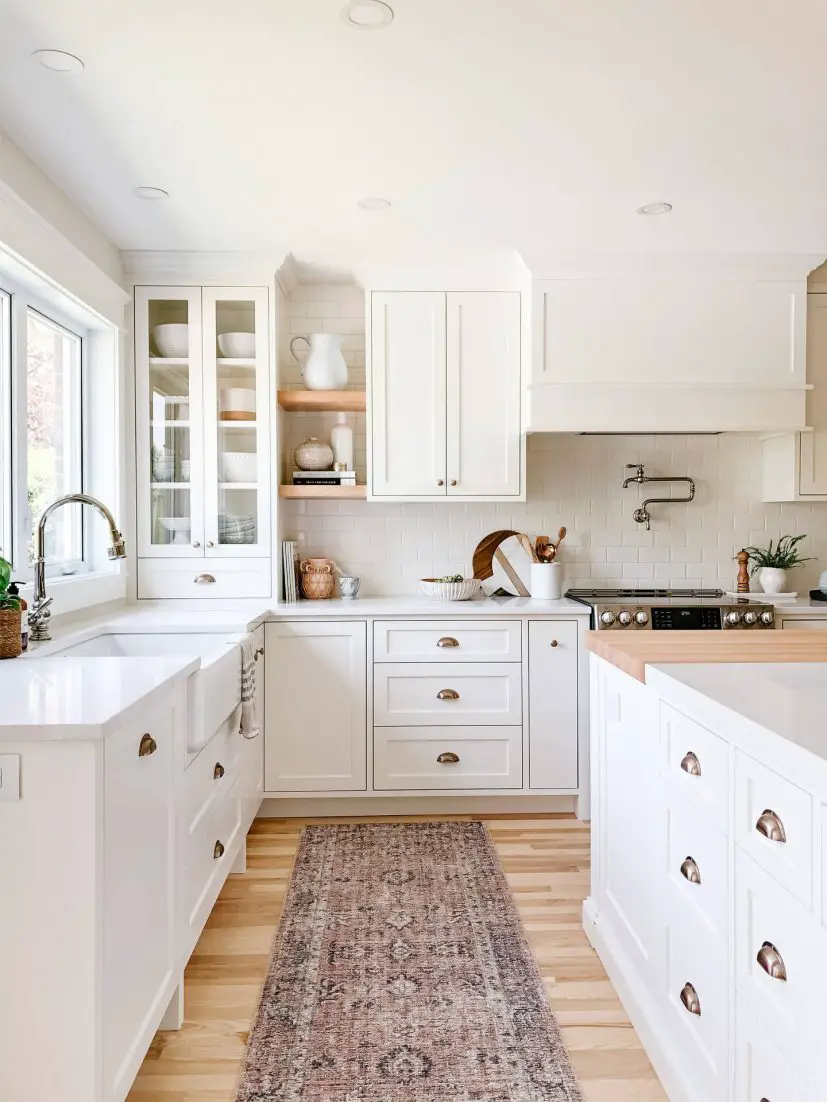 white modern farmhouse kitchen