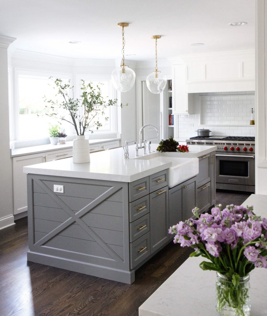 white modern farmhouse kitchen